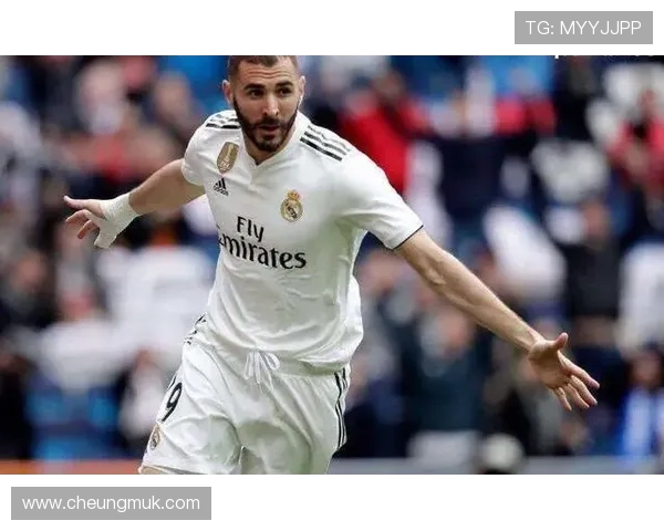 围绕世界级足球巨星成长历程与辉煌成就的深度观察与全景解析报告